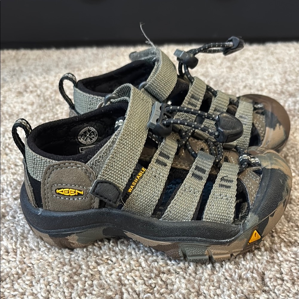 KEEN toddler size 8 Camo Closed-Toe Outdoor Sandal, almost new condition
